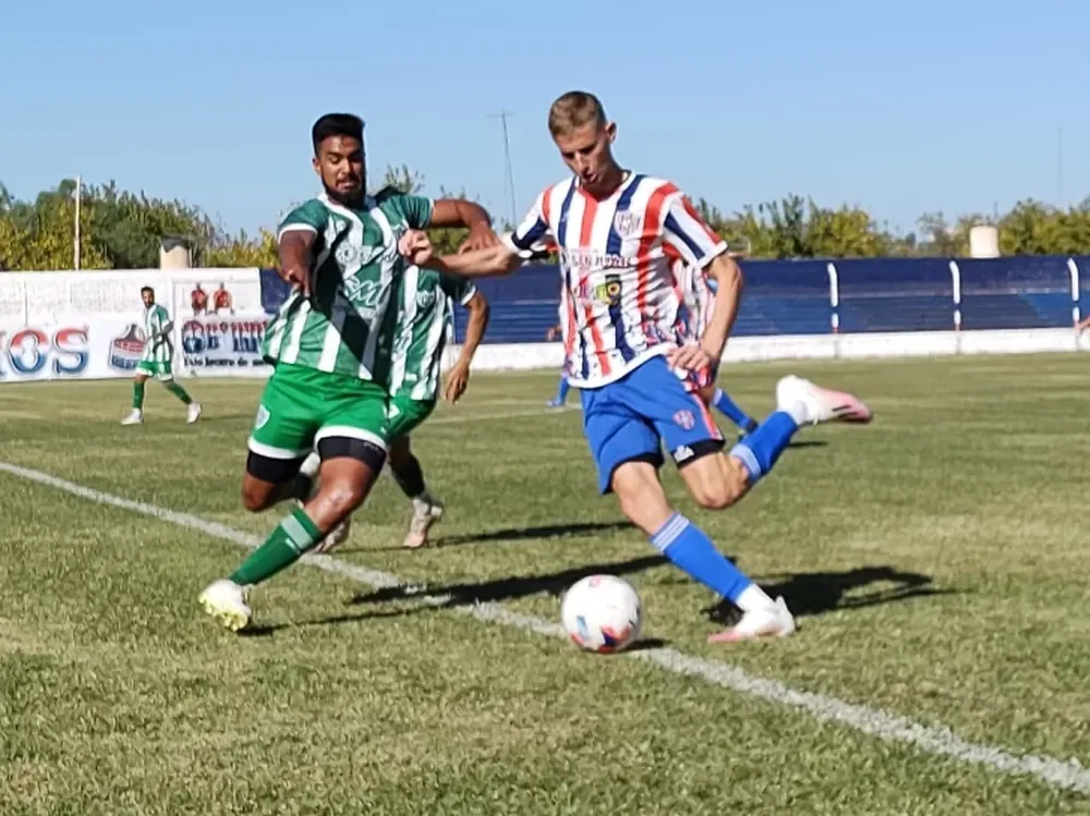 Peñarol y Desamparados armaron un entretenido empate en 2 goles