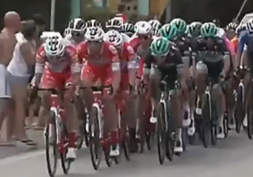 [VIDEO] Así fue la caída que involucró a varios pedaleros