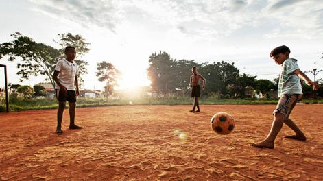 Diario de Cuyo | ...LOS POTREROS donde la pelota reinaba han sido desplazados de las ciudades... ...El bullicio que era su esencia, se acomoda a sus pérdidas...
