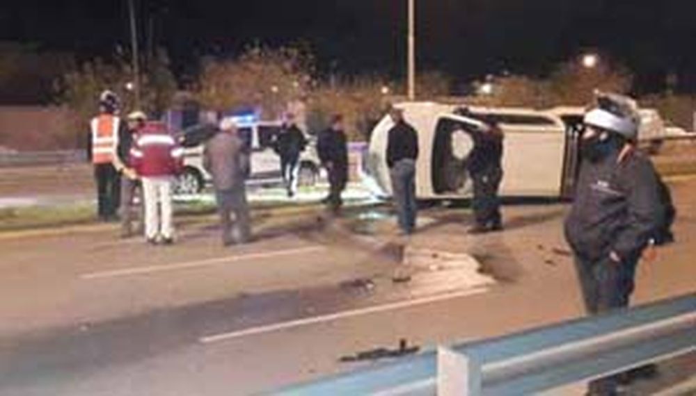 Tremendo vuelco de una camioneta en el Conector Sur