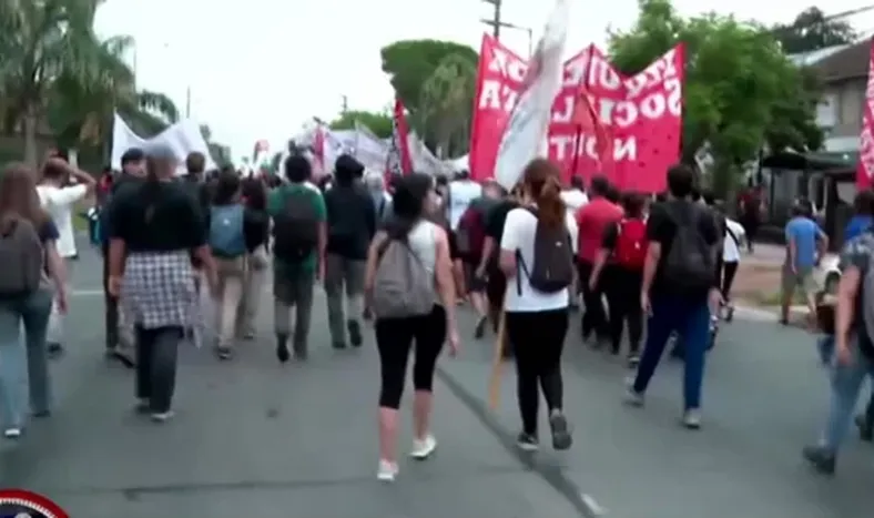 Empleados de Fate cortaron la Panamericana en CABA en reclamo por los despidos