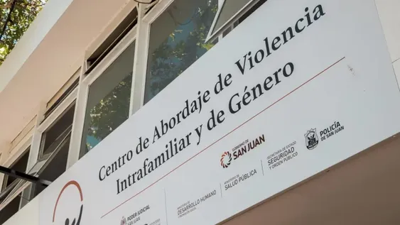 Un sujeto reincidente pasará 7 meses en prisión tras golpear a su pareja con un casco