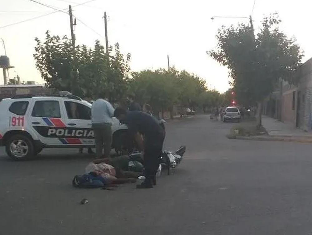 El estado de salud del motociclista que chocó con un micro: fracturas y golpes