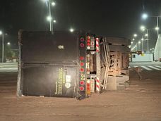 Las fuertes ráfagas del viento Zonda hasta volcaron un camión en el estacionamiento del Estadio del Vicentenario donde se realiza la Expo San Juan Minera. Las fuertes ráfagas del viento Zonda hasta volcaron un camión en el estacionamiento del Estadio del Vicentenario donde se realiza la Expo San Juan Minera.