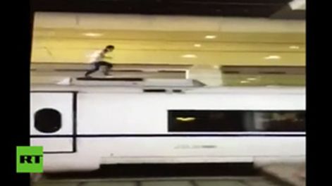 Corrió por el techo de un tren, tocó un cable y se electrocutó