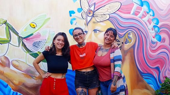 son tatuadoras, se conocieron hace seis anos y hoy estan detras de un proyecto que espera ser cobija del arte local: casa estattua