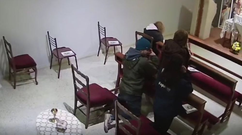 Ladrones entraron a una iglesia, participaron de la misa y le robaron a una mujer mientras rezaba