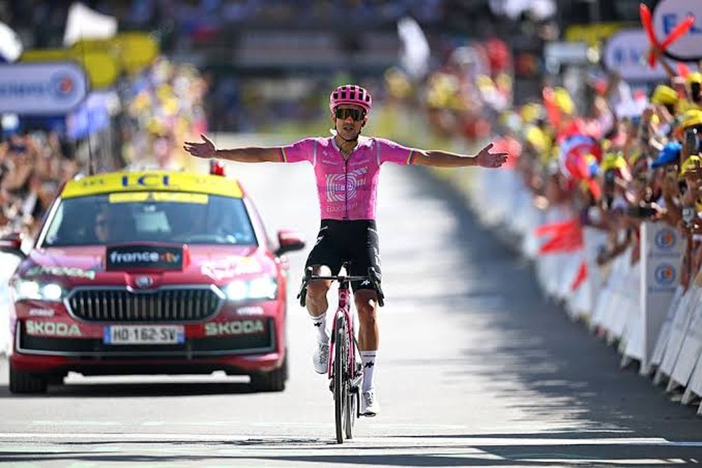 Victoria. Ecuador y Latinoamérica festejan la llegada en solitario de Richard Carapaz en el Tour de Francia.