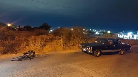 Un menor en bicicleta fue atropellado por un auto antiguo y terminó hospitalizado