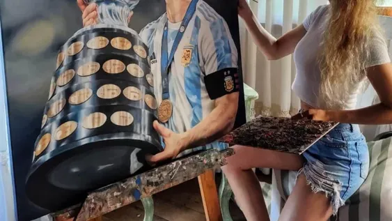 Locura por Messi: una artista pintó un cuadro hiperrealista del astro y se lo llevó a la AFA