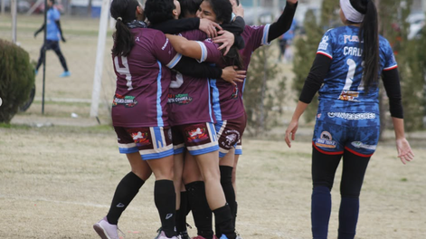 ABRAZO DEL GOL. Las chicas de Aston Birra se abrazan tras un gol. Son las últimas campeonas.