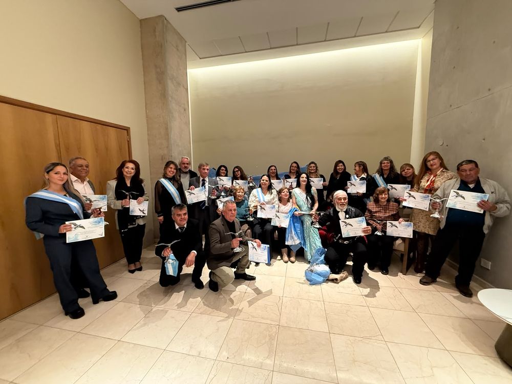 Tras recibir su reconocimiento, los ganadores de los premios Gaviota Real posaron junto a una bandera de Cabral de 20 metros recreada por alumnos de Los Berros.&nbsp;