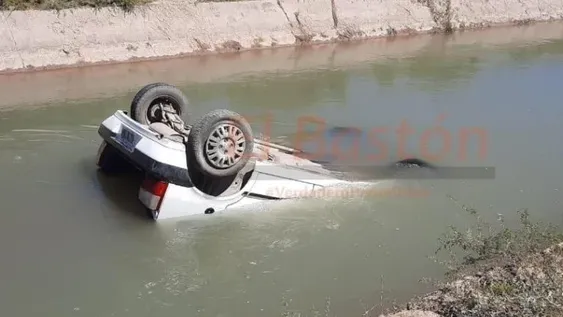 Por una rueda pinchada, el auto terminó boca abajo en un canal