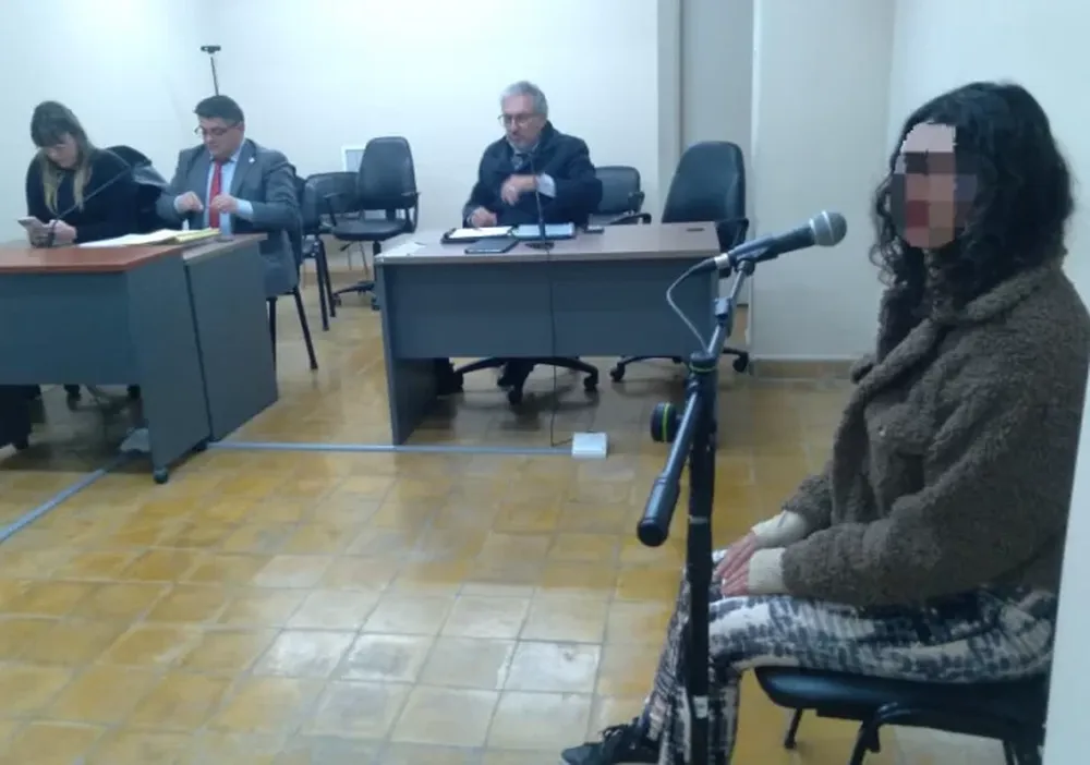 LA SOSPECHOSA  (derecha) pudo volver a su casa porque sólo le impusieron medidas de conducta. Podría zafar de la investigación con una probation porque no tiene condenas previas.