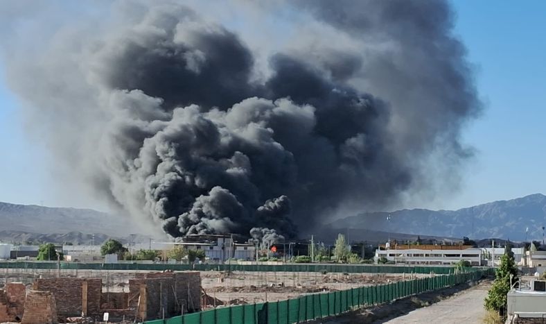 Feroz incendio en el Parque Industrial de Chimbas: ardió un galpón con gran cantidad de materiales inflamables