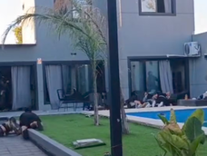Allanamiento. La casa quinta donde tenía lugar la pool party que fue escenario de un tiroteo y muerte. Allanamiento. La casa quinta donde tenía lugar la pool party que fue escenario de un tiroteo y muerte.