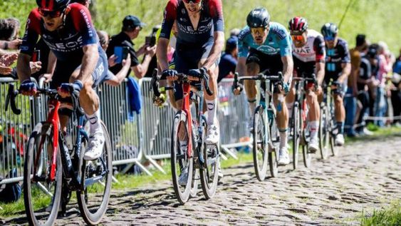 La carrera entra en terreno galo