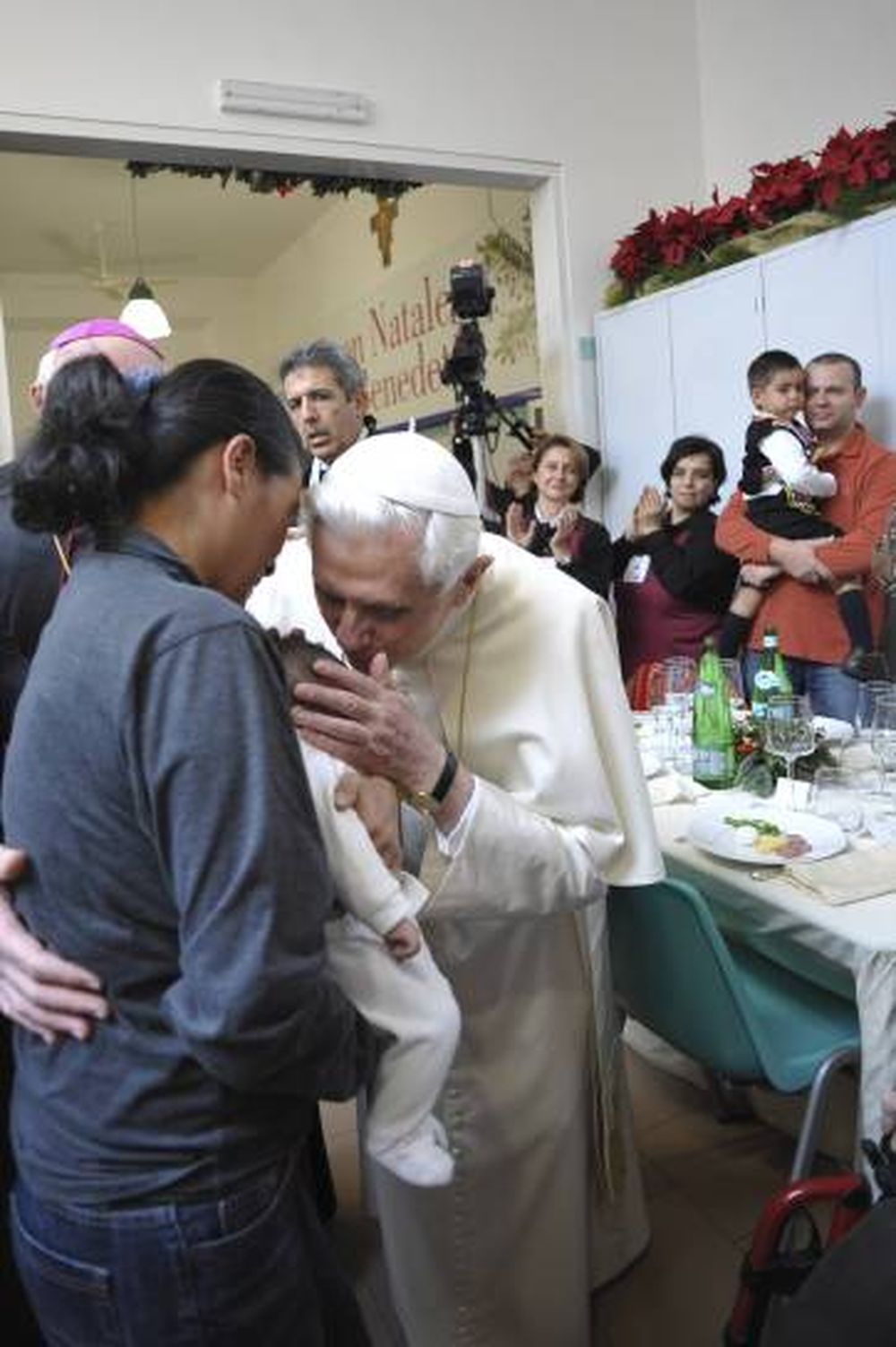 Benedicto XVI almorzó con 150 pobres