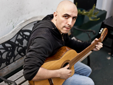 Gaspar Benegas, guitarrista de Los Fundamentalistas del Aire Acondicionado. Gaspar Benegas, guitarrista de Los Fundamentalistas del Aire Acondicionado.