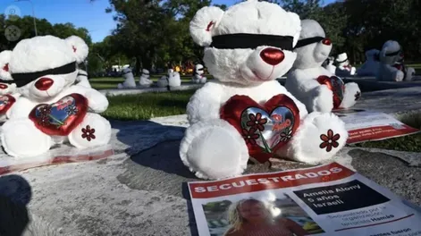 Colocaron 30 osos de peluche con los nombres de los niños secuestrados por Hamás