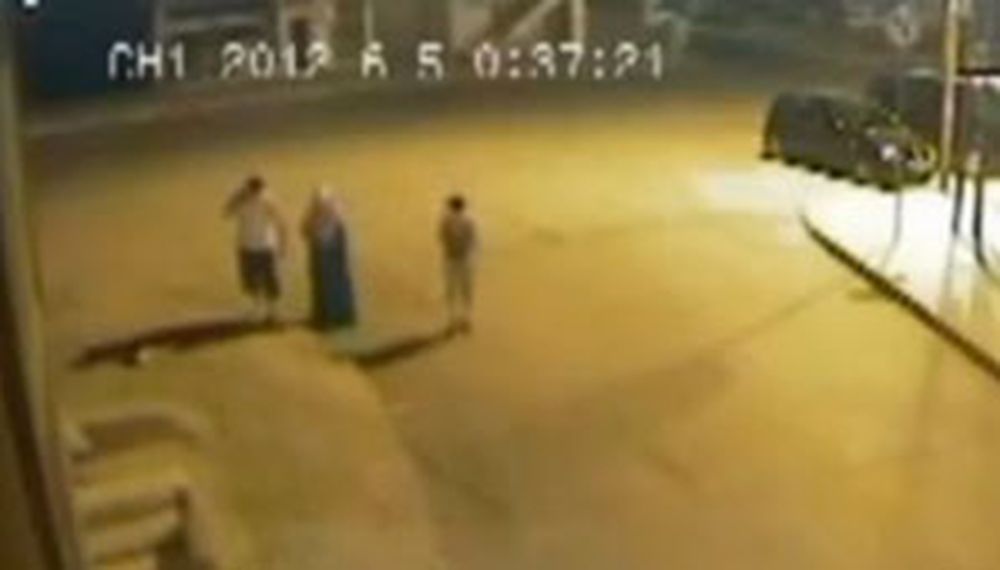 Una mujer dio a luz en la calle y dejó al bebé tirado