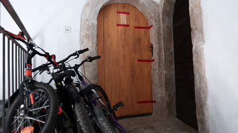 Sellos policiales en la puerta de un departamento en Orange, Francia, donde fueron hallados los cuerpos de cinco recién nacidos guardados en cajas de cartón (28 de julio de 2026, Thibaud Moritz/AFP).