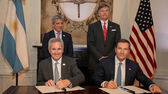 El canciller Pablo Quirno y el ministro de Economía, Luis Caputo, en la firma del acuerdo por infraestructura