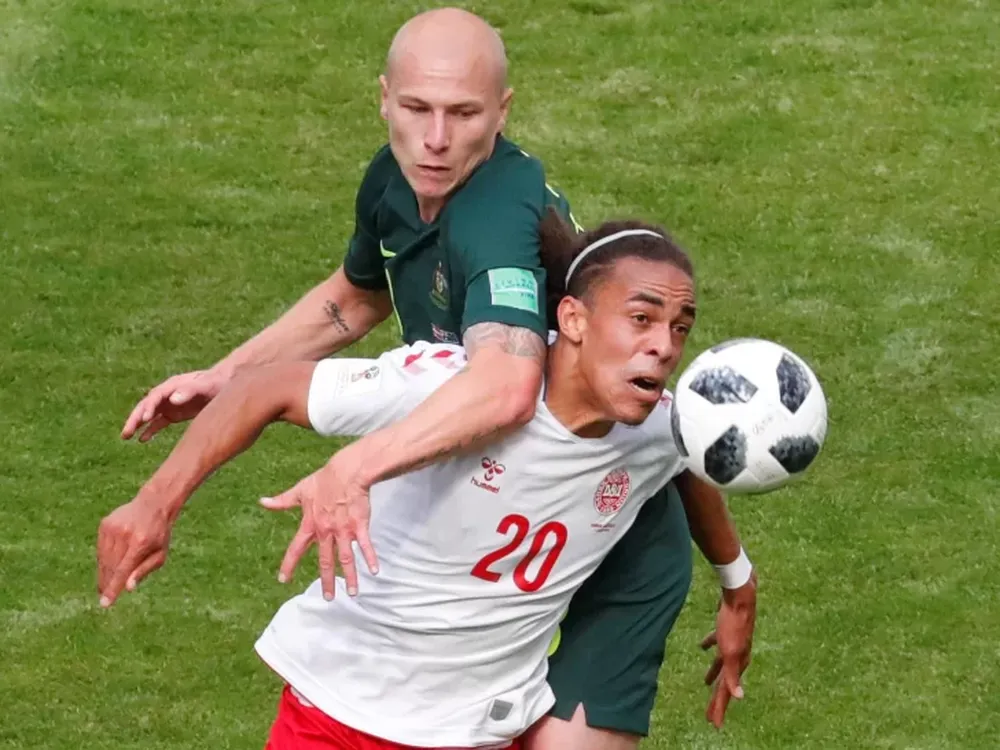 Con el VAR como protagonista, Australia igualó con Dinamarca