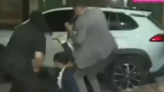 Manifestantes corrieron a Ramiro Marra cuando salía de la sesión y terminó en el piso