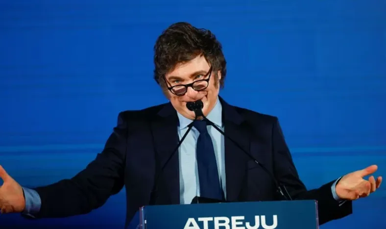 Milei aseguró que consiguió inversiones de empresas italianas y volvió a defender la “motosierra”