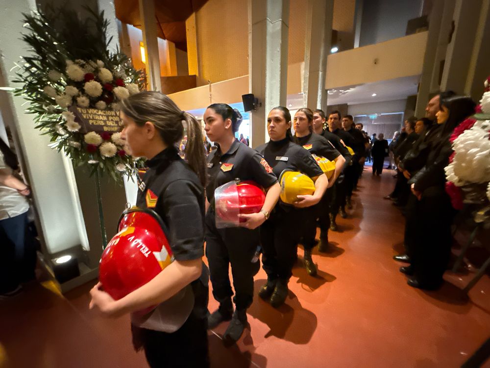 Efectivos de Bomberos de la Policía de San Juan asistieron al funeral para despedir a sus jefes.