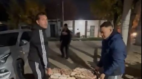 Insólita escena en Corrientes: los echaron del asado y salieron con la parrilla por la calle