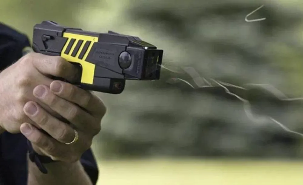 El Gobierno compró 100 pistolas Taser sin licitación para aprovechar un “plan canje”