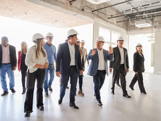 El gobernador Marcelo Orrego encabezó la visita a las obras del nuevo hospital de Calingasta.