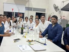 Alumnos y docentes del instituto, durante una práctica de laboratorio en la sede de la Escuela Fontana. La institución, que este año cumple tres décadas, prepara para 2027 su mayor reforma académica.
