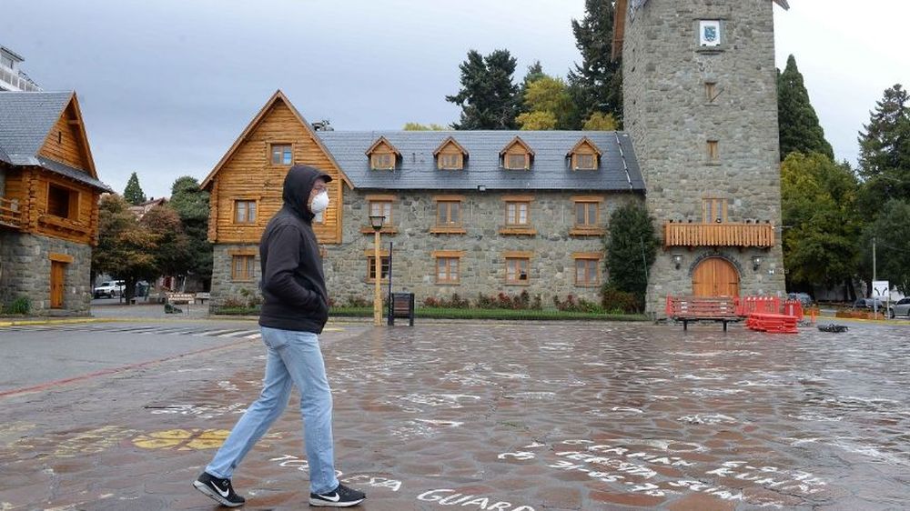 Al menos un muerto y tres heridos tras el paso de un alud que entró a un hotel en Bariloche