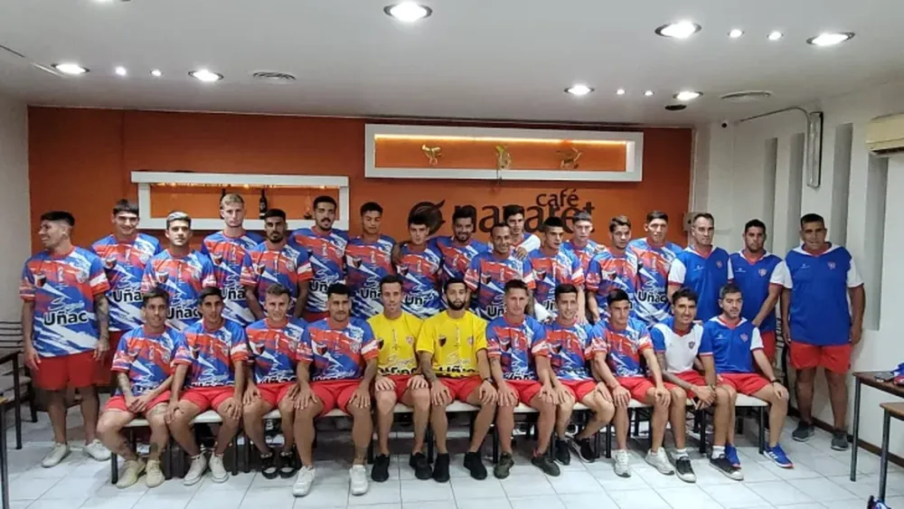 Los hinchas alentaron al plantel de Peñarol en la salida rumbo al estadio