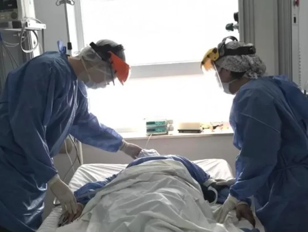 A pesar de la vacunación, no bajó el promedio de edad de fallecidos: en abril es de 75 años