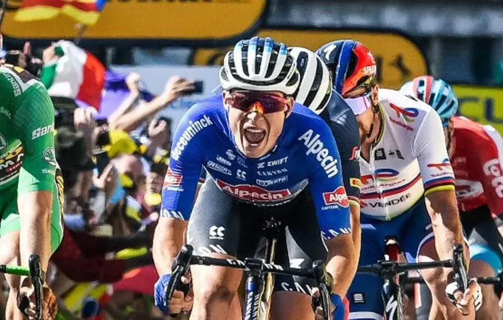 Tour: Philipsen ganó en un día gris para el equipo del líder