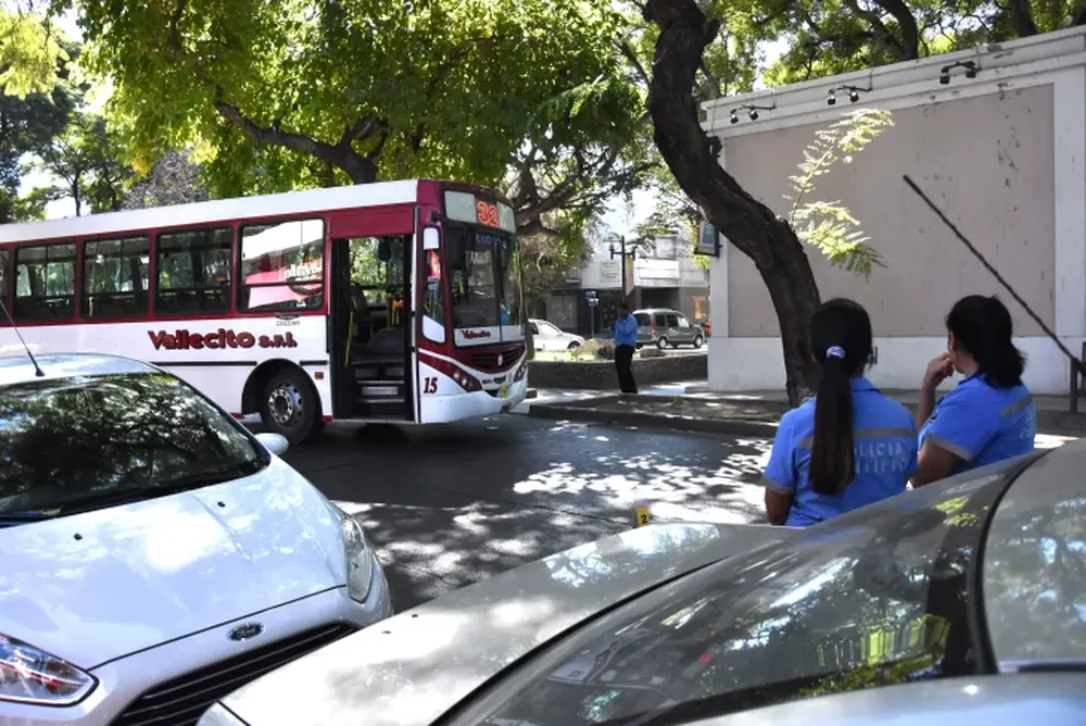 Un hombre fue atropellado por un colectivo mientras cruzaba la calle caminando