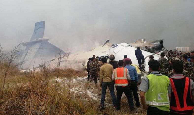 Un avión con 67 pasajeros a bordo se estrelló en el aeropuerto de Katmandú