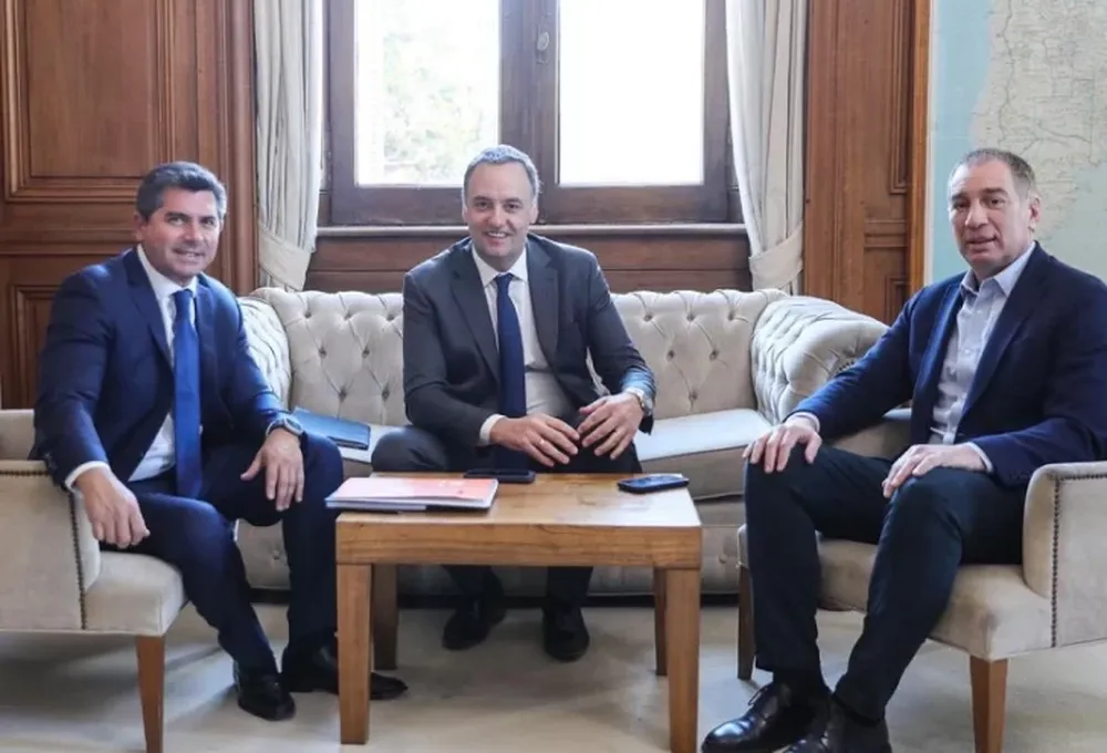 Orrego, Adorni y Santilli en la Casa Rosada.-