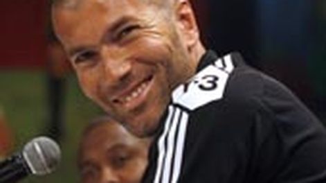 Zinedine Zidane le tiró flores a Argentina