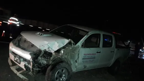 Un hombre tuvo que ser hospitalizado tras chocar en su camioneta contra un camión