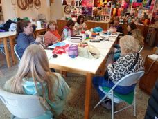 Las Paulas, es un local de venta de lana y taller de tejido donde las alumnas donan lo tejido a los recién nacidos del Hospital Rawson.