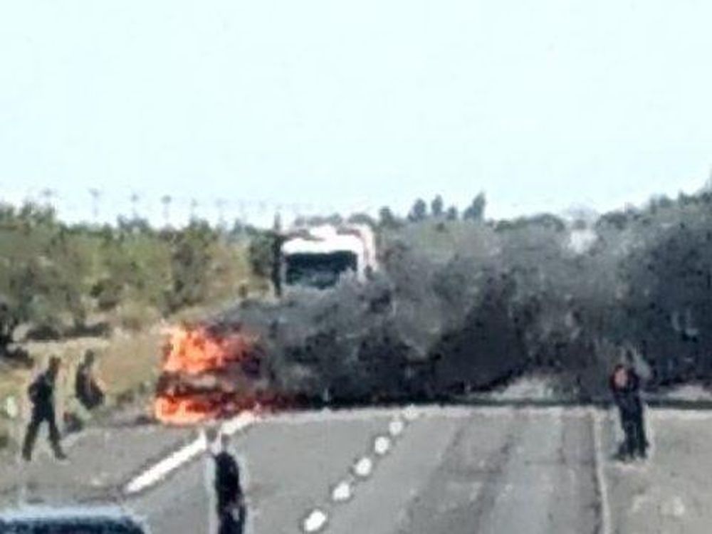 Se incendió un patrullero y casi fue una trampa mortal para tres policías