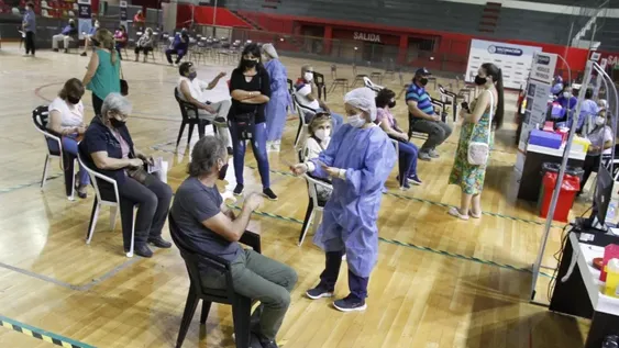 Hoy comienzan a aplicar la vacuna de refuerzo al personal de salud y a los mayores de 70