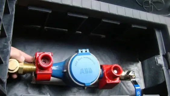 CONTROL. El aumento de las cuadrillas le permitió a OSSE controlar que quienes tienen el servicio restringido no rompan el cepo que limita el caudal de agua en las viviendas.