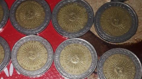 Furor y burlas en San Juan por el supuesto valor de monedas de $1 con error: “Agarrá una pala, rey”