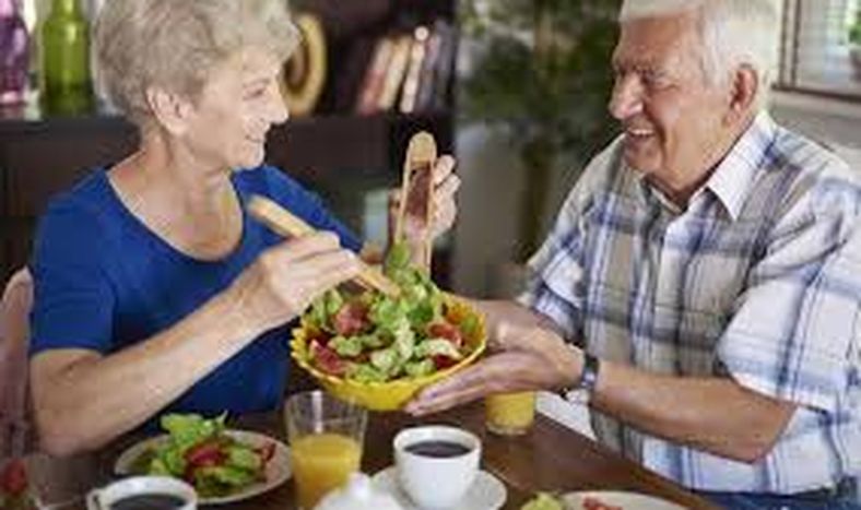 PAMI recomienda a las personas mayores mantener una alimentación saludable para evitar enfermarse con el cambio de estación.